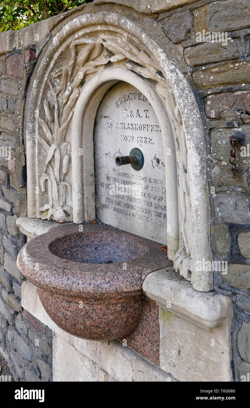 Fontanella su un angolo di Cotham Hill, Bristol, Regno Unito pietra di Portland con lavabo in granito e marmo della placca. Datata 1882 Il Grade ii Listed Foto Stock