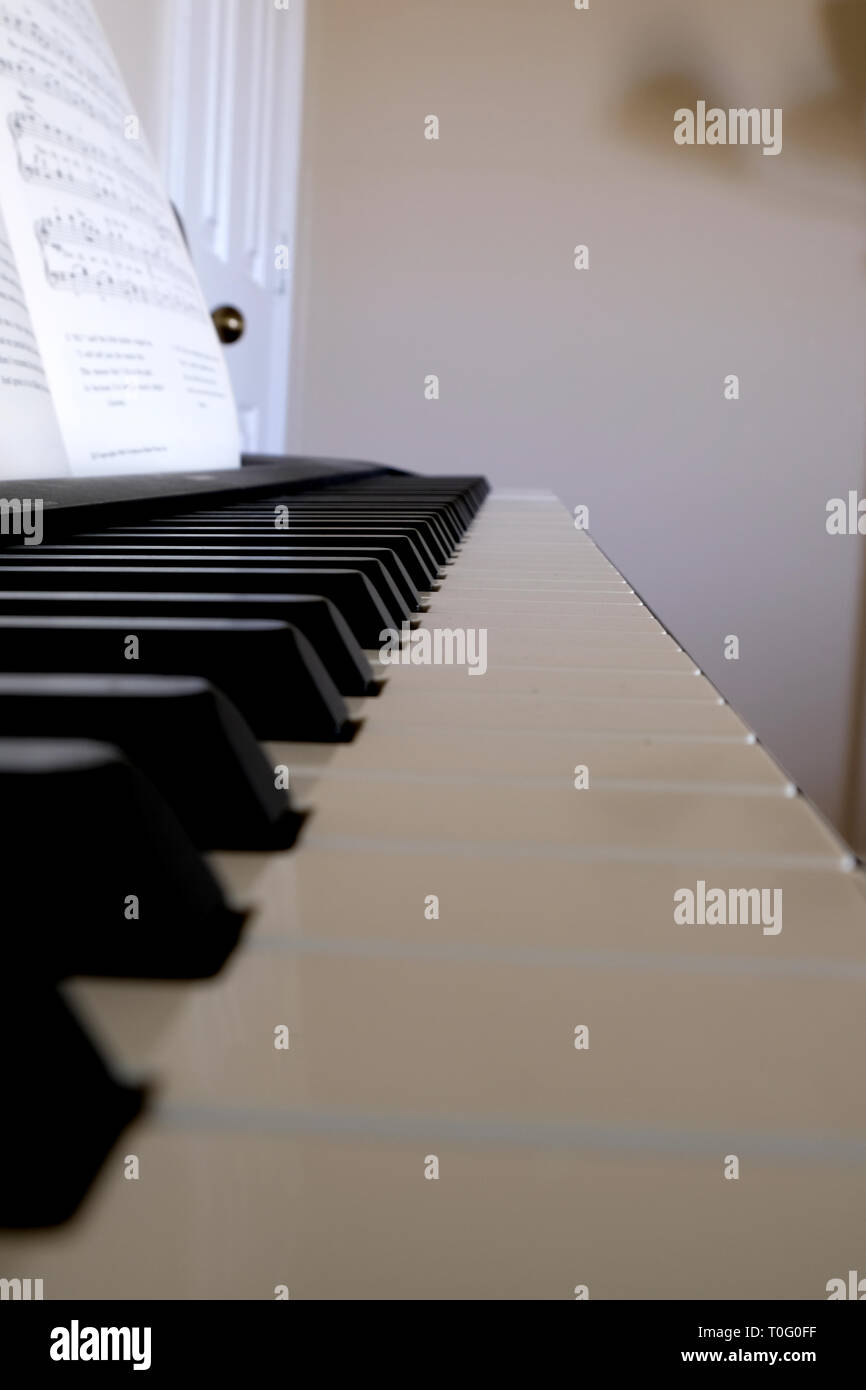 Pianoforte elettrico tastiera che sfumano in distanza; tasti di pianoforte da vicino. Foto Stock