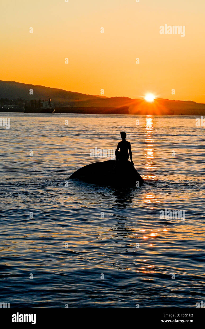 Ragazza in un tipo di muta la scultura a sunrise, Stanley Park, Vancouver, British Columbia, Canada Foto Stock