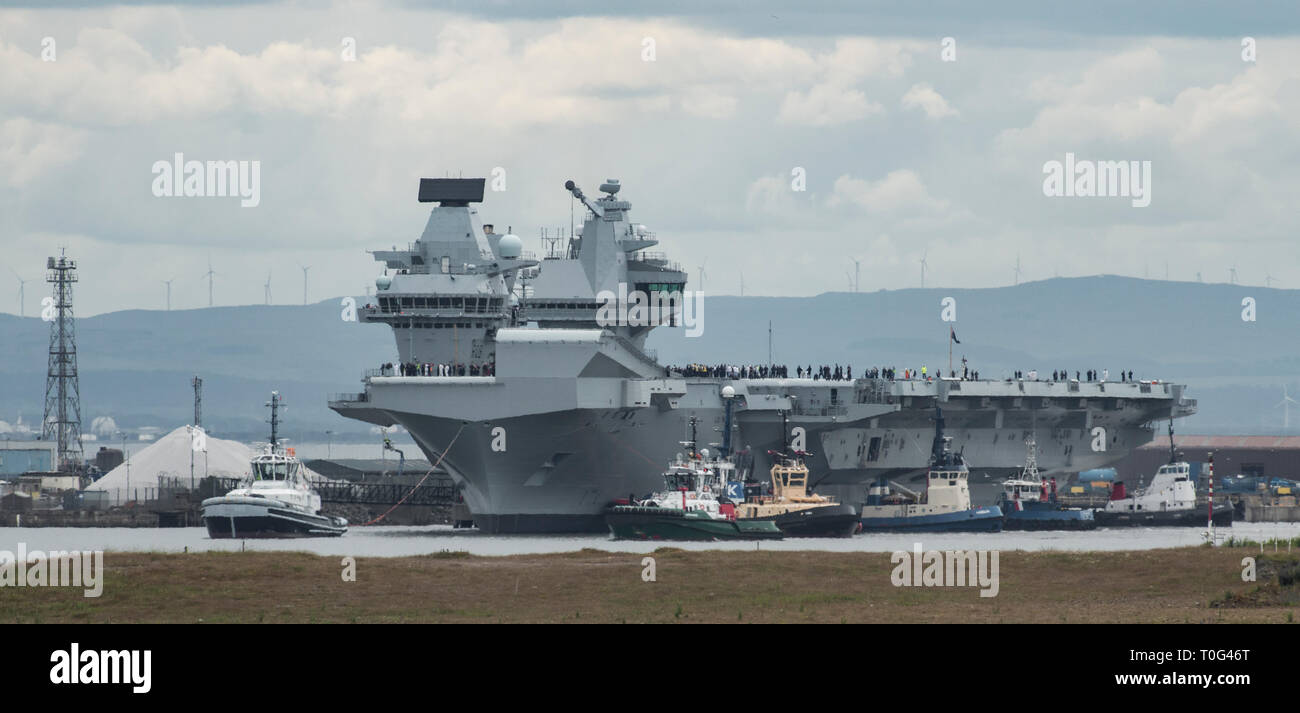 HMS Queen Elizabeth uscire Rosyth Dock per la prima volta per le prove in mare. La Scozia. Foto Stock