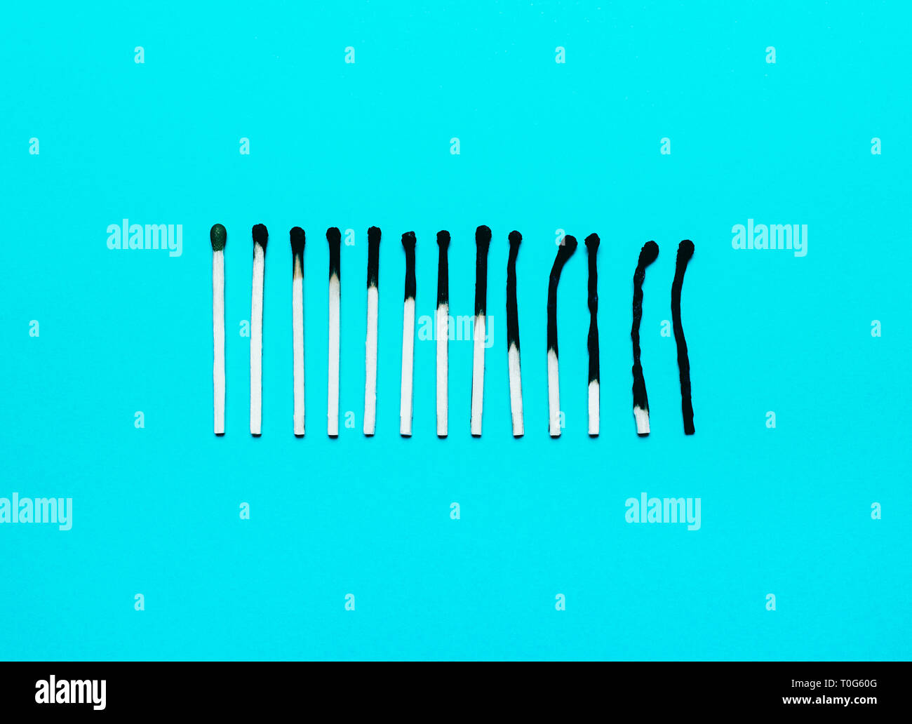 Bruciato corrisponde a una riga su uno sfondo blu. Il concetto di depressione, estinzione, malattia, burnout, invecchiamento. Vista da sopra, piatto Foto Stock