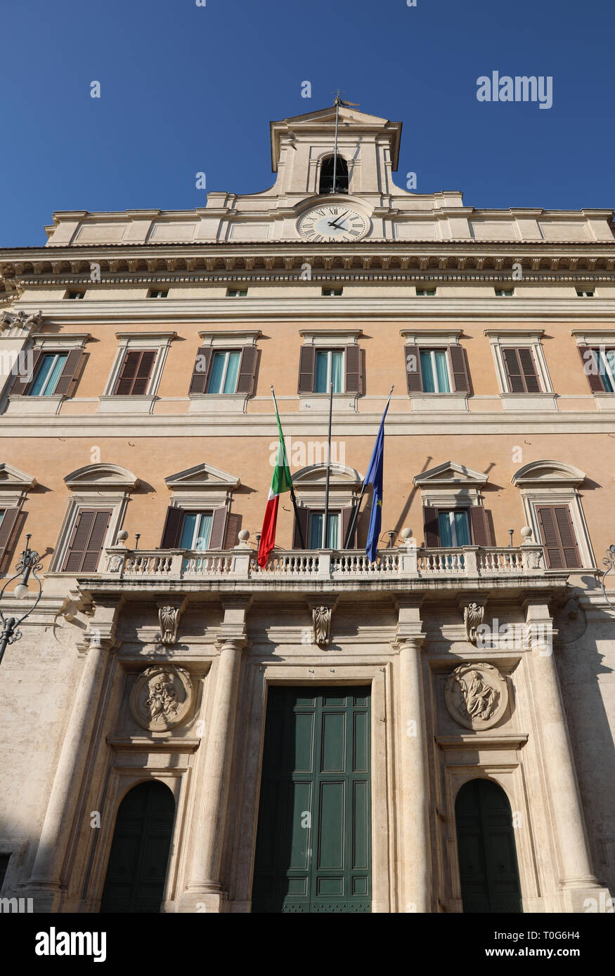 Entrata al Palazzo Montecitorio in Roma Italia sede del parlamento italiano con le bandiere Foto Stock