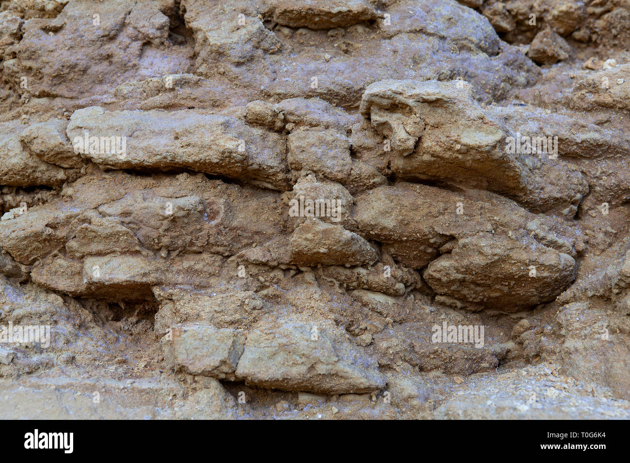 Muro di pietra arenaria. L'arenaria esposta al clima, produce le texture che danno bellissimi sfondi. Può essere utilizzato come sfondo. Foto Stock