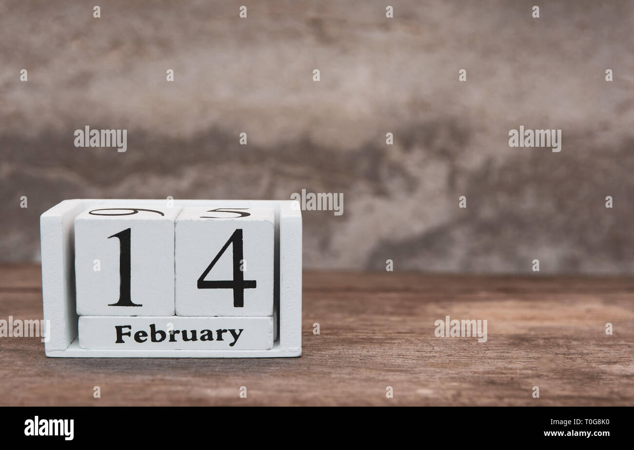 Il giorno di San Valentino con febbraio 14th. In legno blocco bianco del calendario sul tavolo in legno con sfondo spazio copia Foto Stock