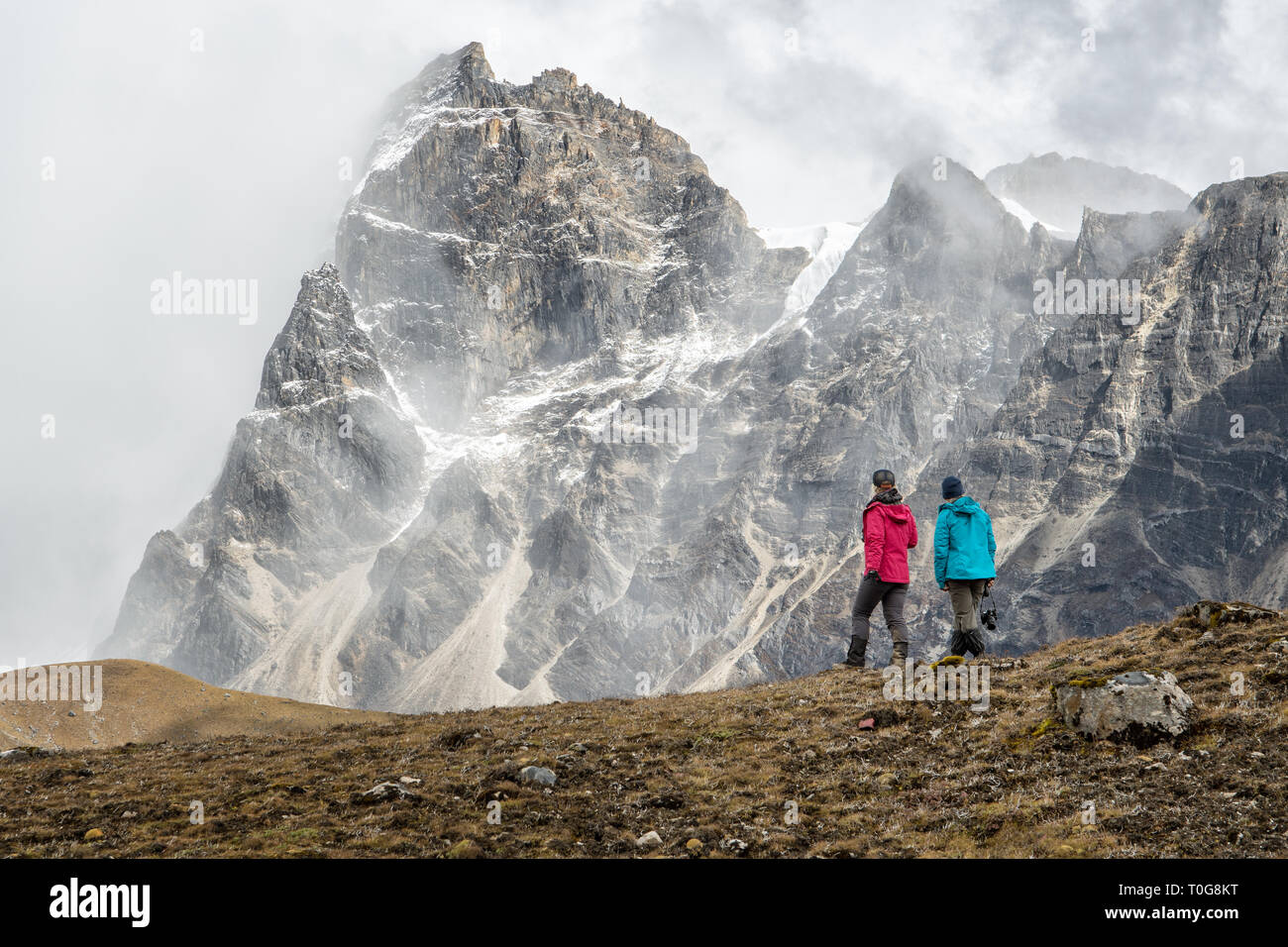 Due escursionisti e montagne vicino Narethang, Gasa distretto, Snowman Trek, Bhutan Foto Stock