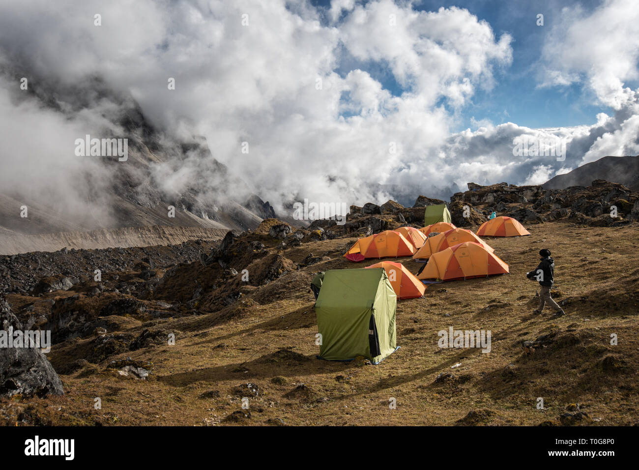 Bivacco sopra le nuvole in Narethang, Gasa distretto, Snowman Trek, Bhutan Foto Stock