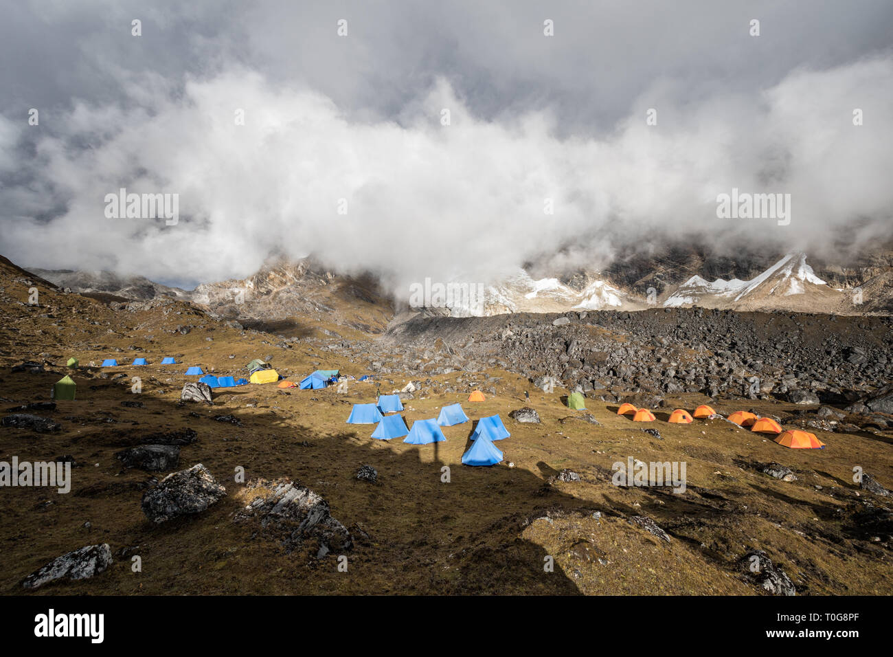 Nuvole sul Narethang camp, Gasa distretto, Snowman Trek, Bhutan Foto Stock