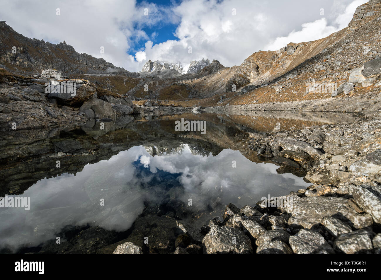 Piccolo lago vicino Narethang camp, Gasa distretto, Snowman Trek, Bhutan Foto Stock