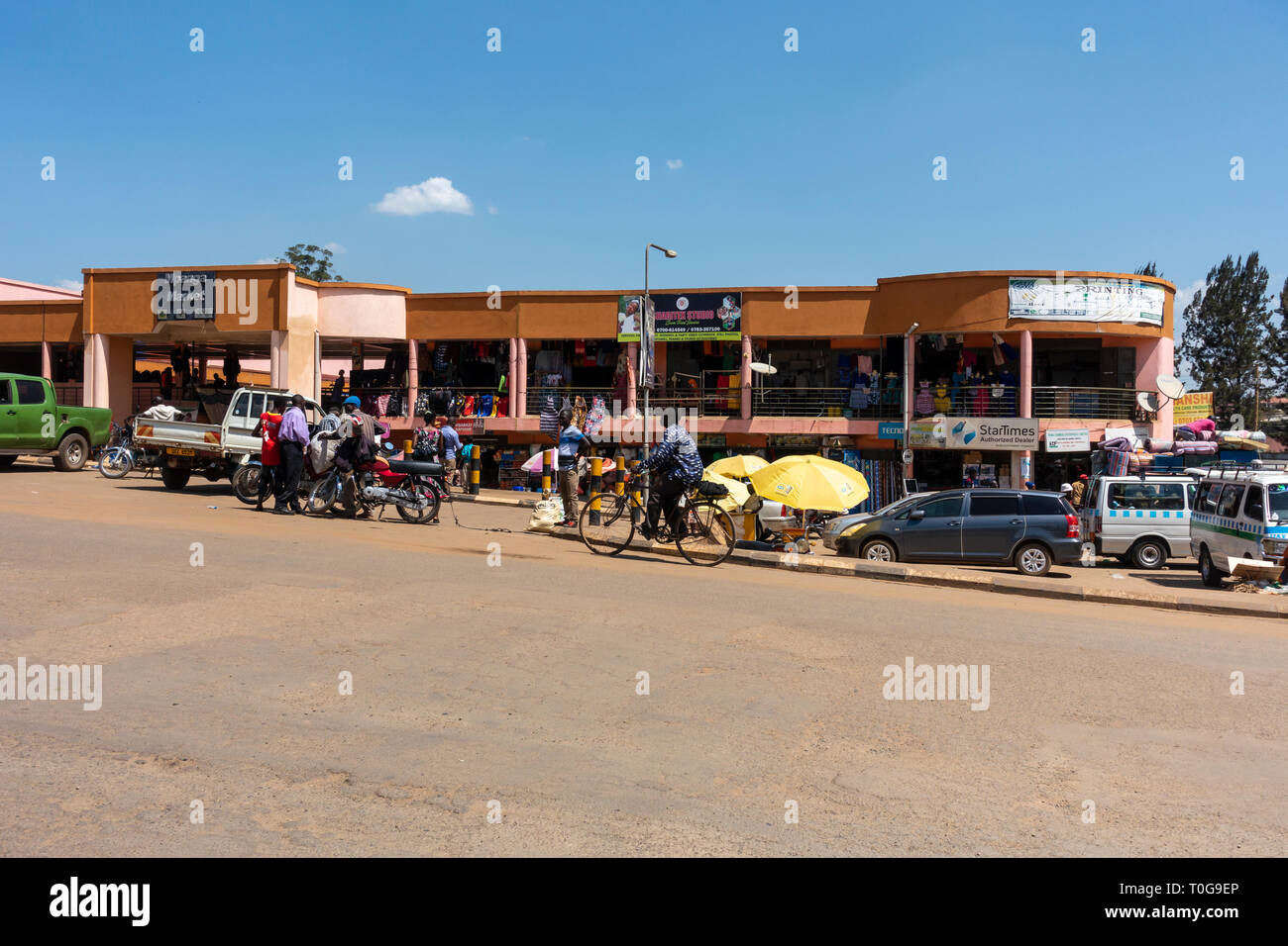 Mpanga Mercato nel trafficato centro cittadino di Fort Portal in sud ovest dell Uganda, Africa orientale Foto Stock