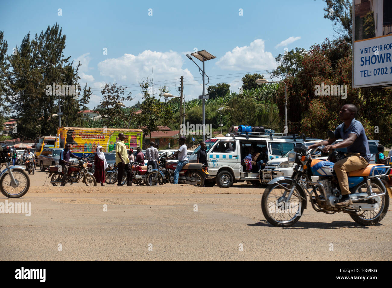 Incrocio occupato nel centro della città di Fort Portal in sud ovest dell Uganda, Africa orientale Foto Stock