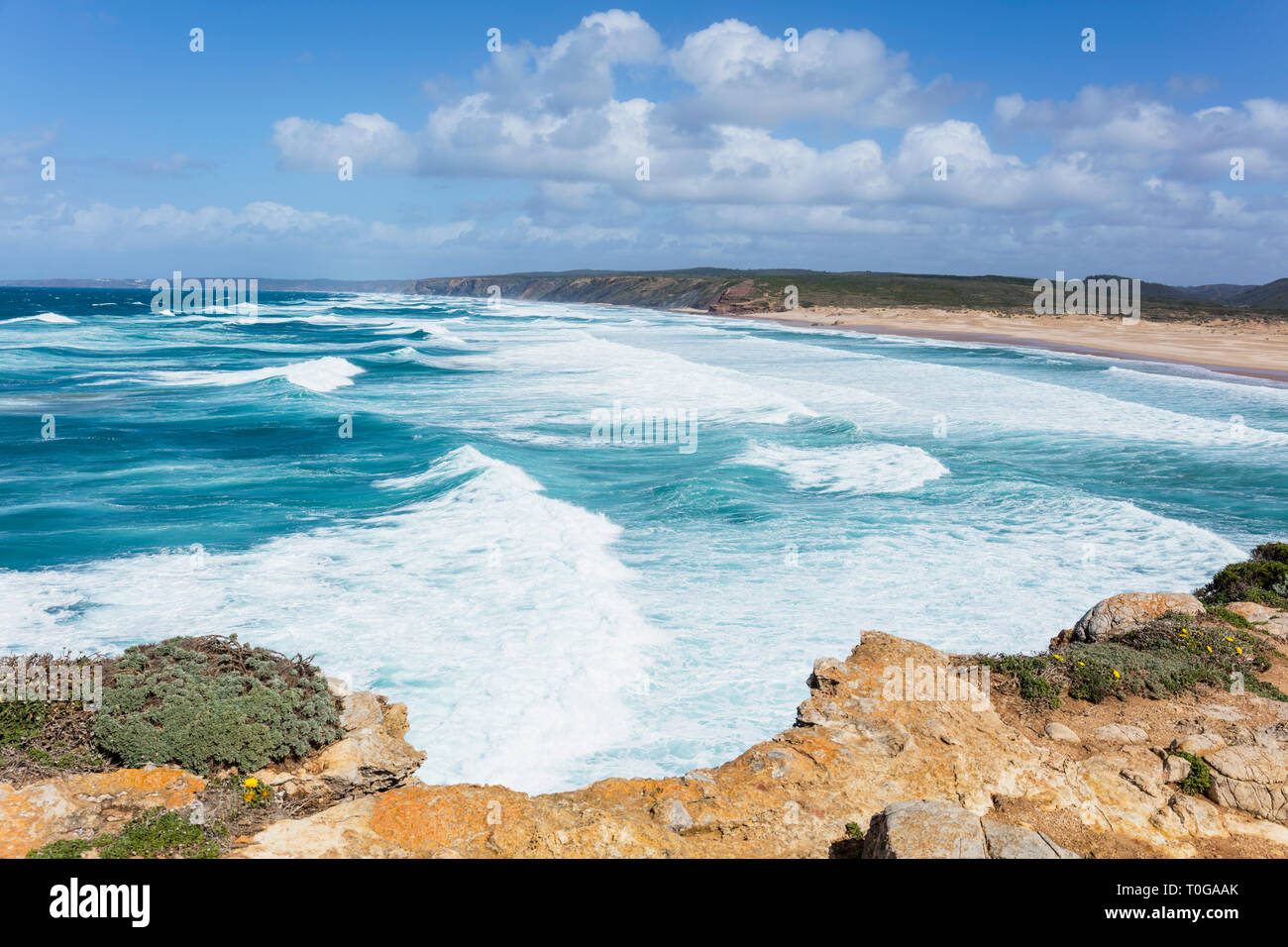 Enormi onde del mare in rotolamento verso il litorale atlantico oceano onde west coast Praia Da Bordeira Carrapateira Algarve Portogallo UE Europa Foto Stock