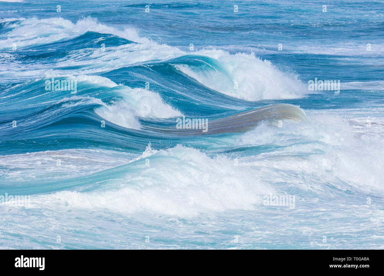 Enormi onde del mare in rotolamento verso il litorale atlantico oceano onde Foto Stock