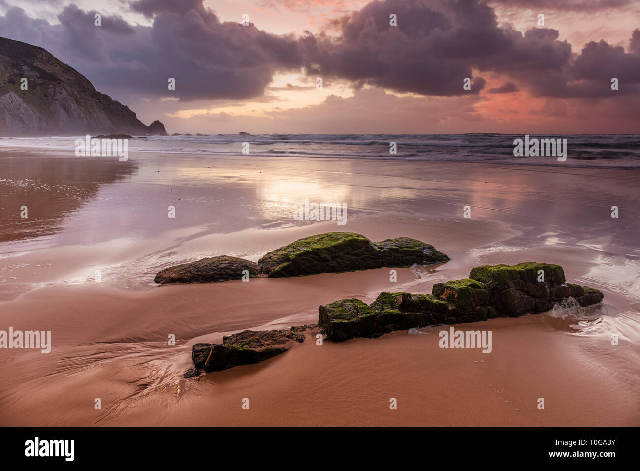 Spiaggia di Algarve Portogallo tramonto Praia do Castelejo spiaggia vicino a Vila do Bispo Algarve Portogallo UE Europa Foto Stock