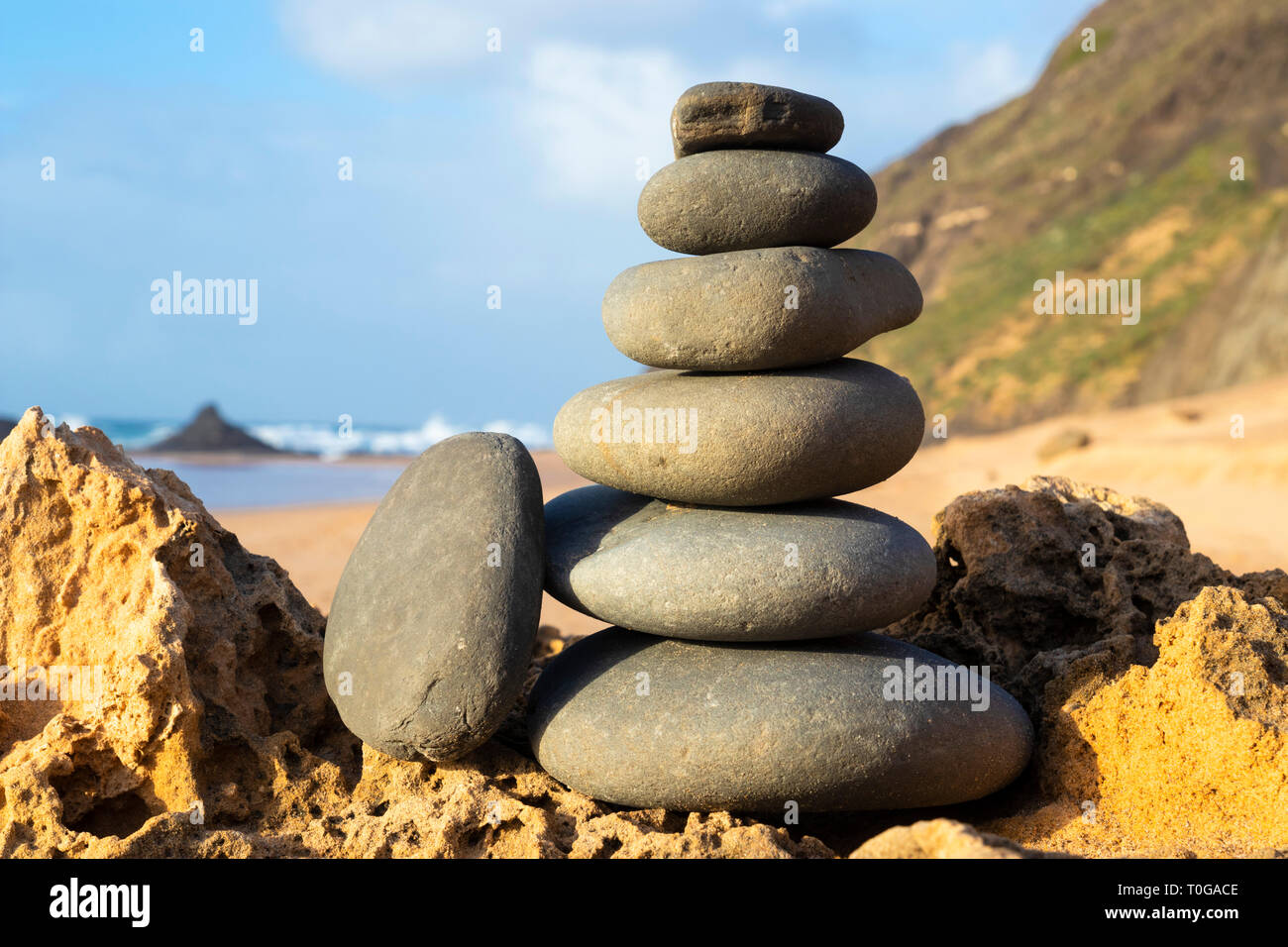Pila di ciottoli pile di pietra equilibrante sulla spiaggia di Algarve Portogallo Europa UE Foto Stock