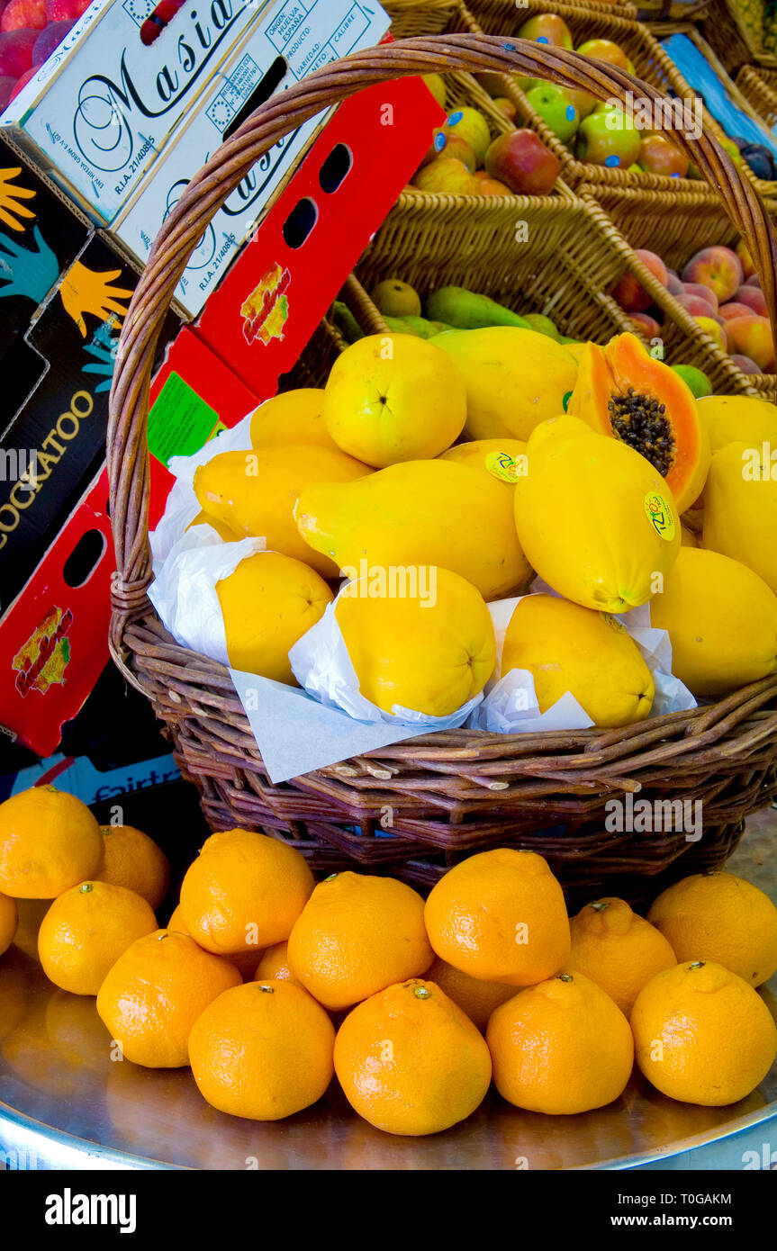 La papaia in un cestello per la vendita in un negozio di generi alimentari di colore verde. Foto Stock