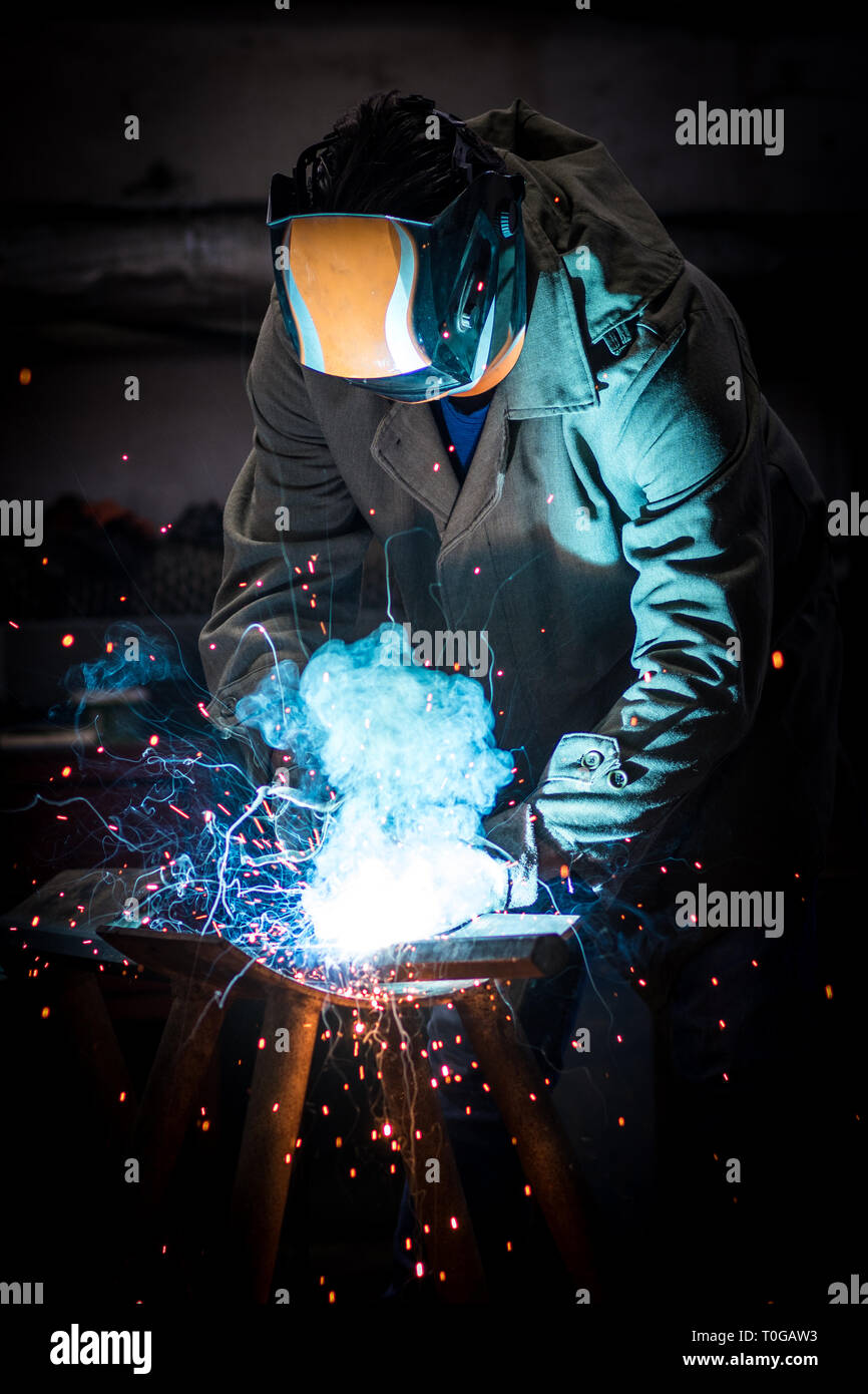 Operaio industriale presso la fabbrica di saldatura costruzione in acciaio Foto Stock