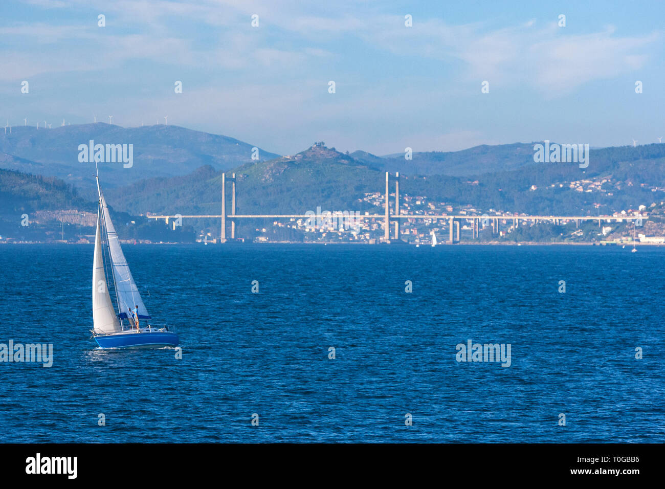 Barca a vela con il Ponte di Rande in background, Ria de Vigo, Spagna Foto Stock