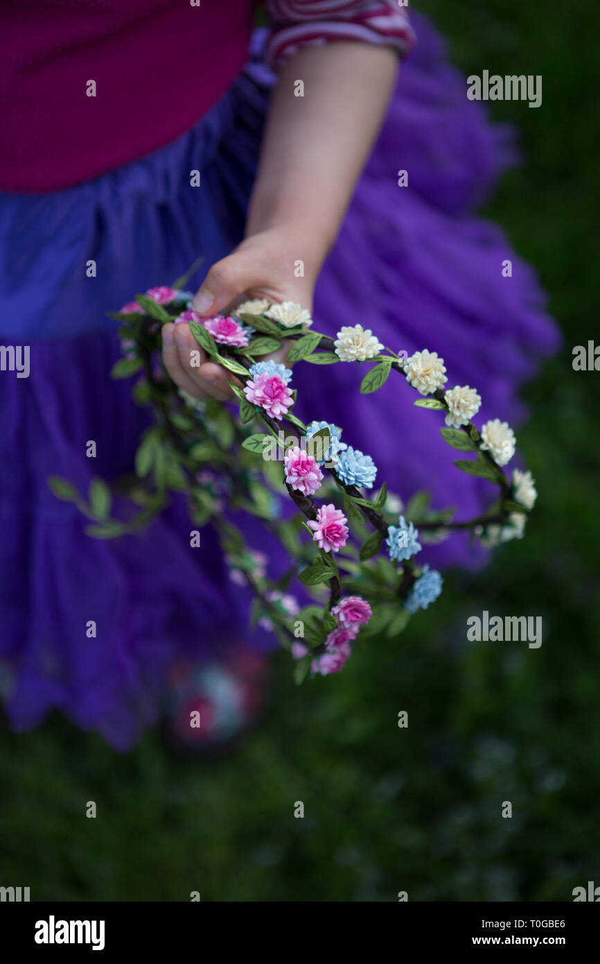 Fatte a mano in stile Boho ghirlande di fiori tenuto da un bambino Foto Stock