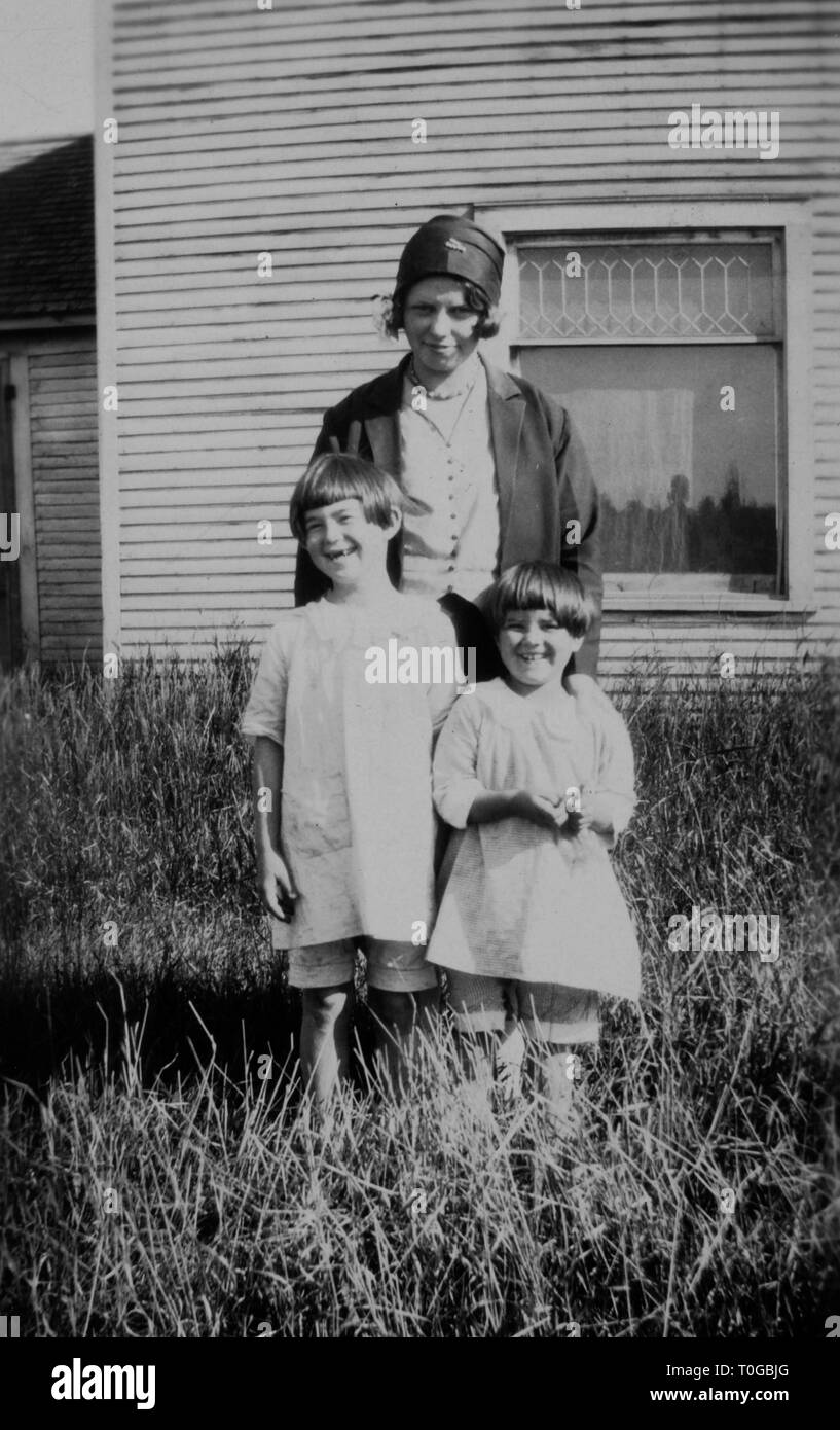 Una giovane azienda madre pone le sue figlie, ca.1935. Foto Stock