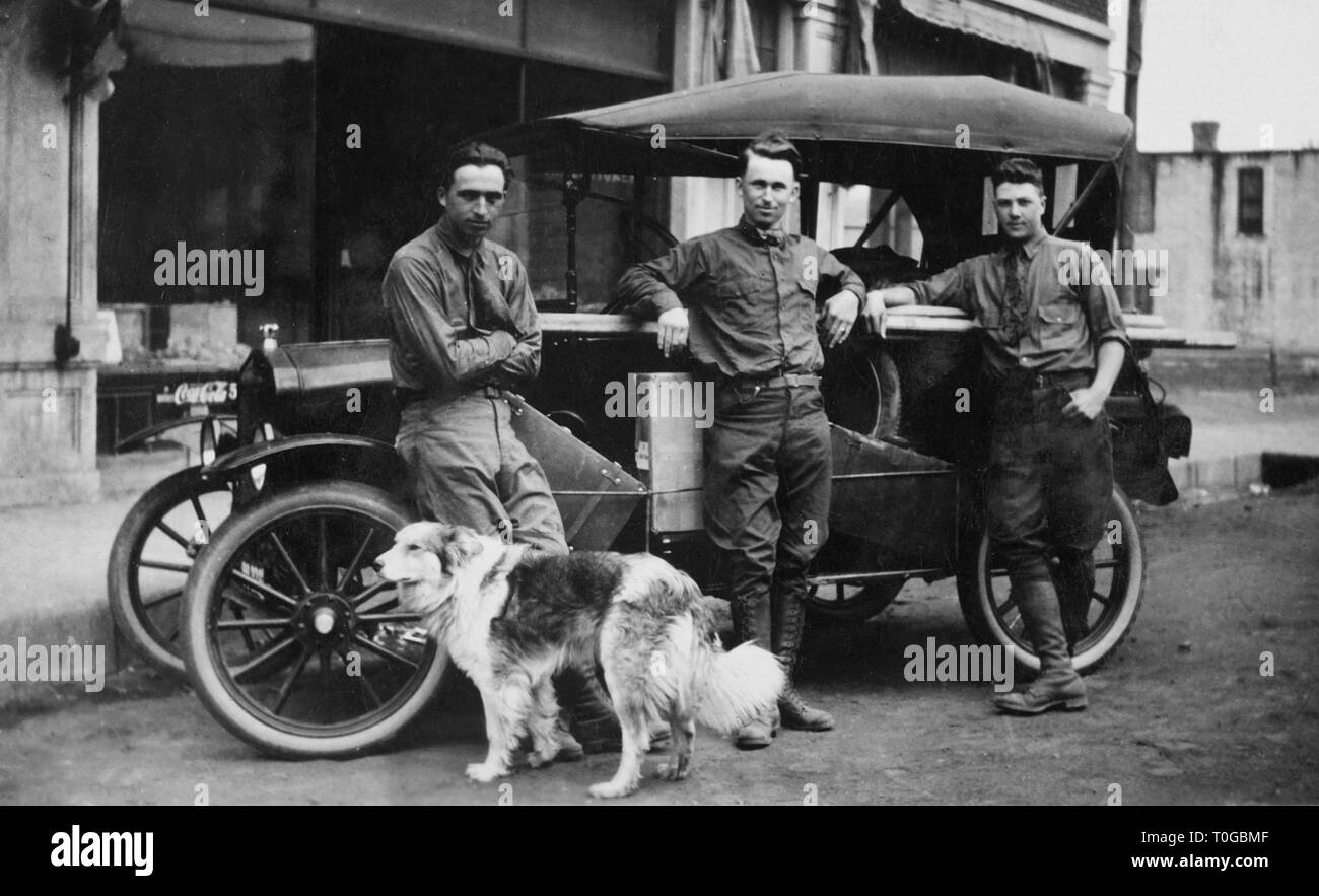 Tre giovani uomini e il loro cane sono pronti per un viaggio su strada, ca 1926. Foto Stock