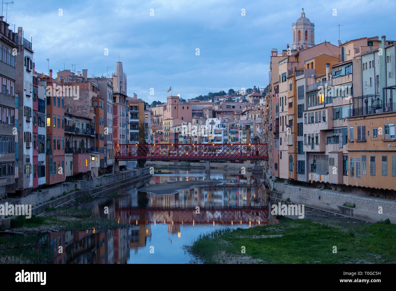 Il fiume Onyar in Girona e il Ponte Eiffel progettato da Gustav Eiffel Foto Stock