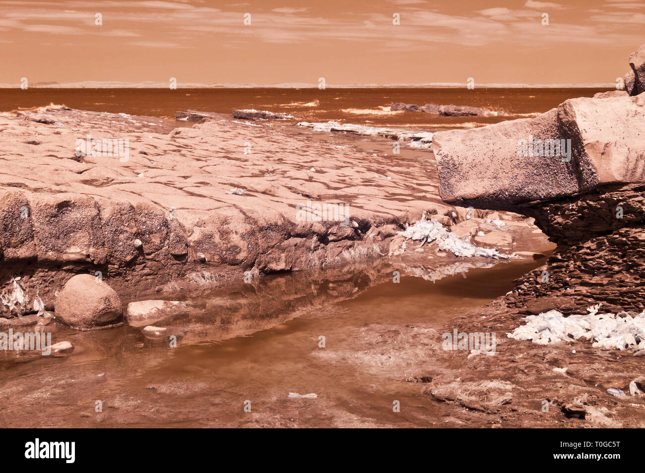 Immagini a infrarossi del esposto strati di roccia lungo la foreshore sul Canale di Bristol costa a Kilve nel Somerset REGNO UNITO a bassa marea Foto Stock