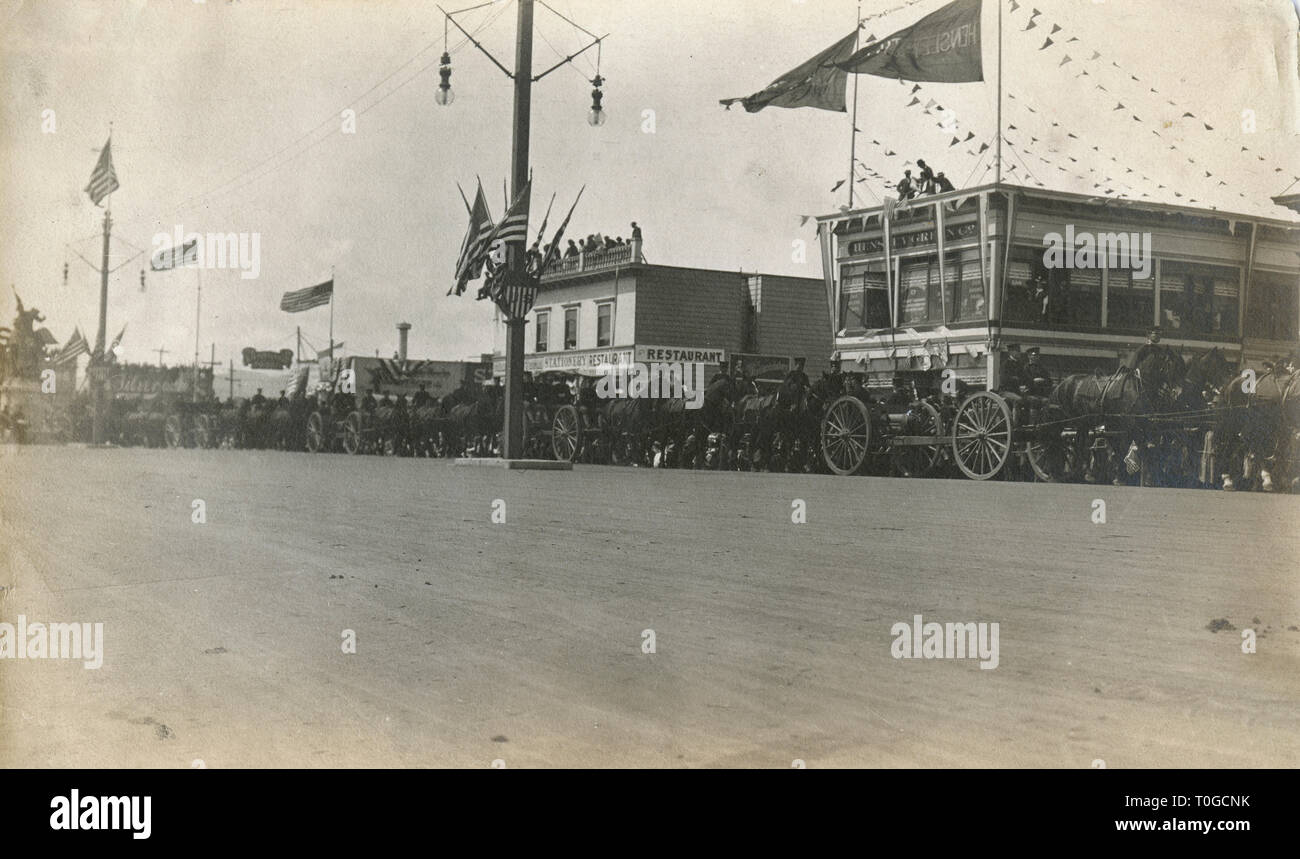 Fotografia antica del 1908, artiglieria dell'esercito che marciò al â€œParade per la Grande flotta bianca su Van Ness Ave., San Francisco, California il 7th maggio 1908. FONTE: FOTOGRAFIA ORIGINALE Foto Stock