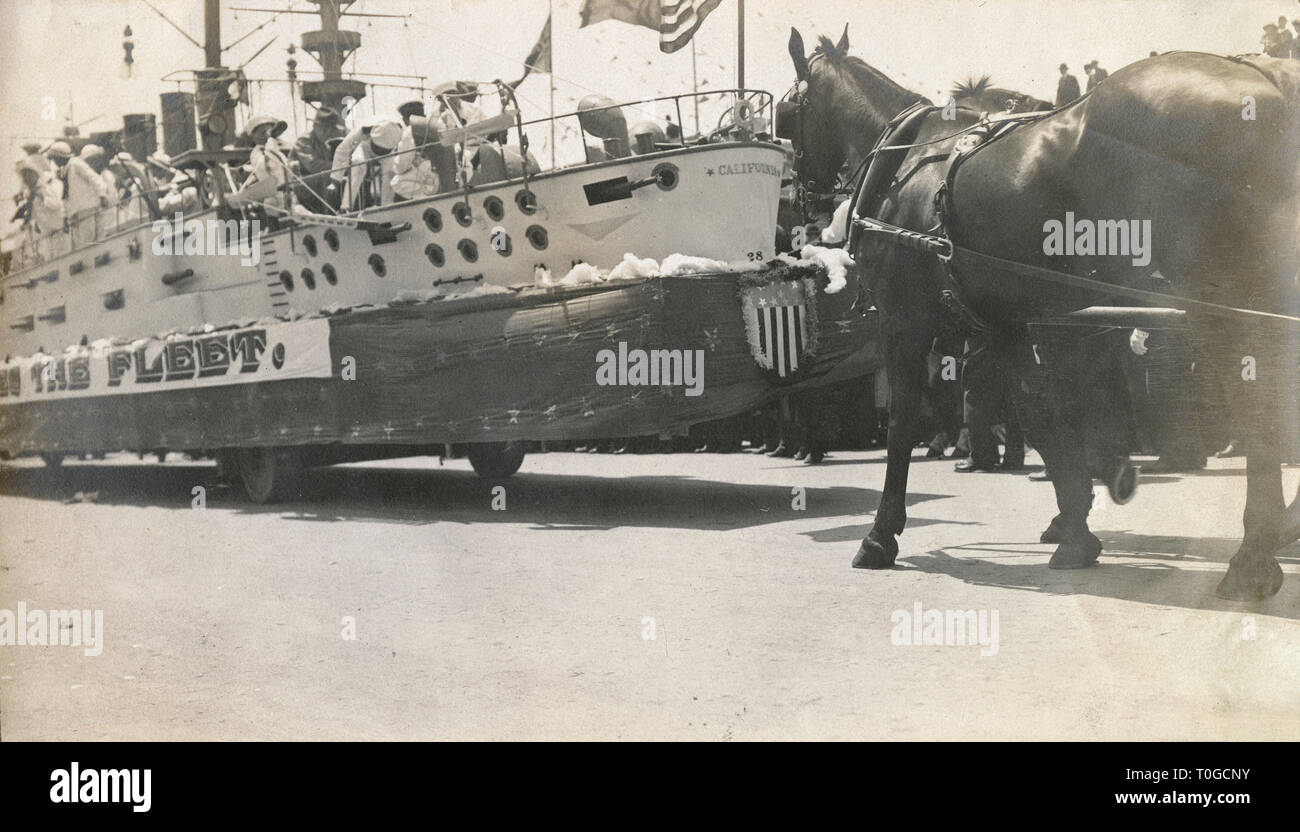 Foto antica del 1908, galleggiante della USS California con il banner 'Vallejo accoglie la flotta" alla "Parade for the Great White Fleet" su Van Ness Ave., San Francisco, California il 7th maggio 1908. FONTE: FOTOGRAFIA ORIGINALE Foto Stock