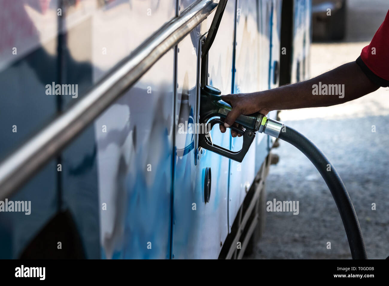 Maschio lato il rifornimento benzina a un bus a Galle, Sri Lanka. Foto Stock