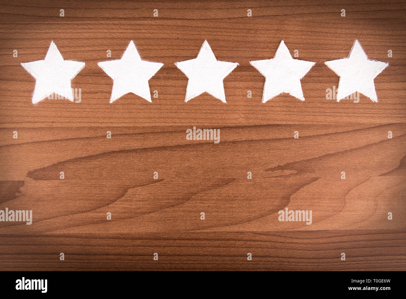 Cinque stelle di qualità del prodotto rating su sfondo di cottura, vista dall'alto. Foto Stock