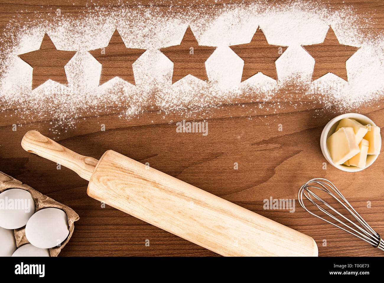 Cinque stelle di qualità del prodotto rating su sfondo di cottura, vista dall'alto. Foto Stock