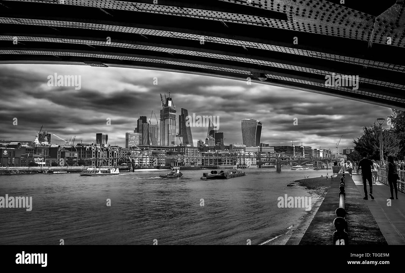 Londra, Inghilterra, ago 2018, vista dalla City of London Corporation da Under Blackfriars Bridge sulla South Bank del Tamigi Foto Stock