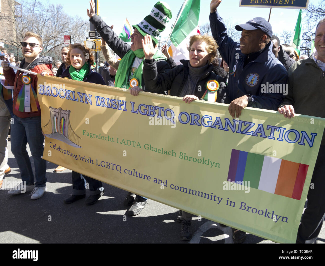 Primo gruppo LGBTQ a marzo sotto la propria bandiera nel quarantaquattresimo storia della Irish American giorno/Brooklyn per il giorno di San Patrizio parata del 3/17/19. Foto Stock
