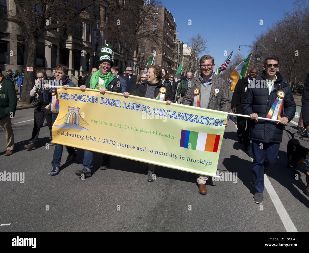 Primo gruppo LGBTQ a marzo sotto la propria bandiera nel quarantaquattresimo storia della Irish American giorno/Brooklyn per il giorno di San Patrizio parata del 3/17/19. Foto Stock
