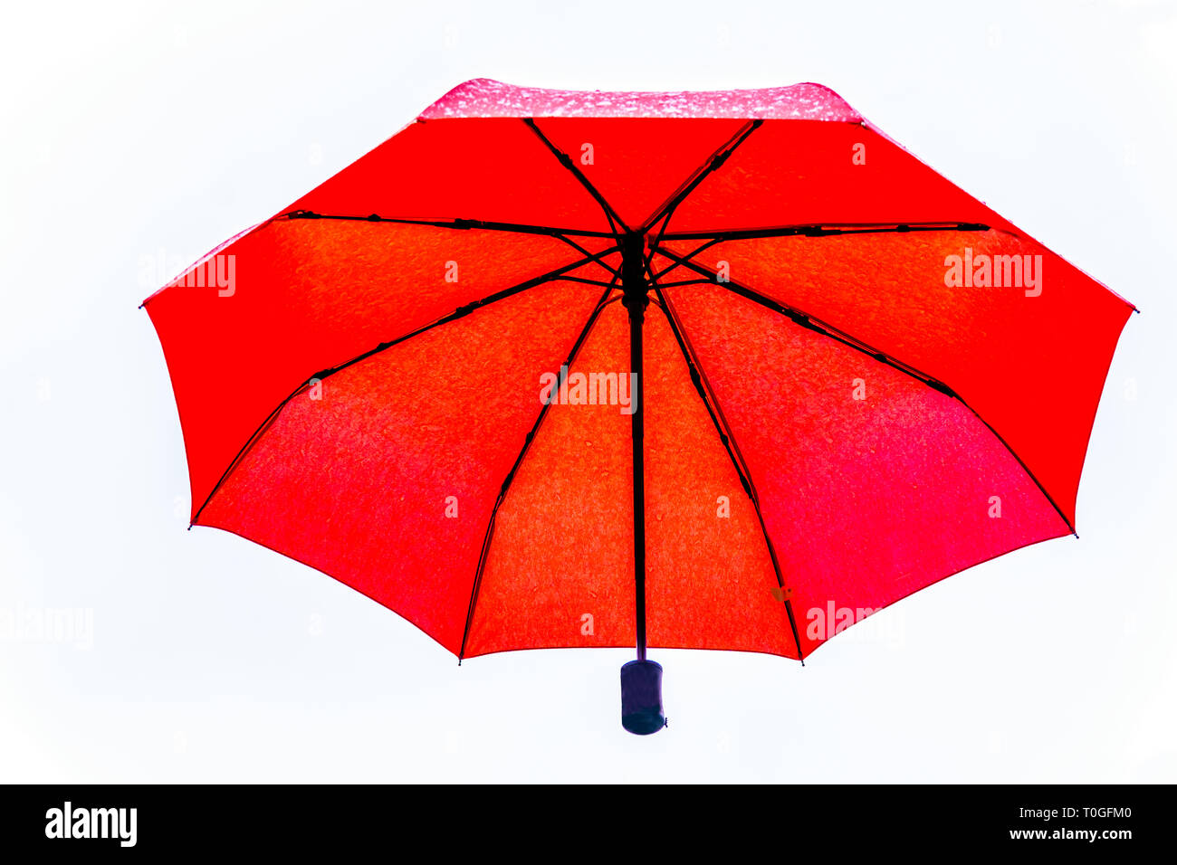 Ombrellone rosso galleggianti in aria sotto il cielo nuvoloso Foto Stock