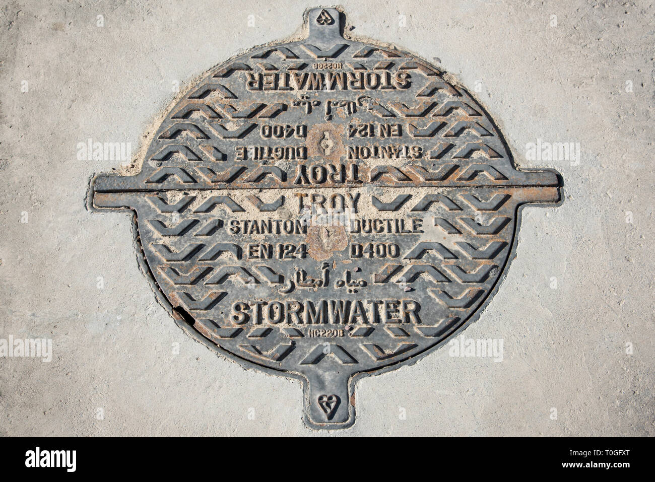 Drenaggio delle acque meteoriche coperchio, Dubai, EAU. Foto Stock