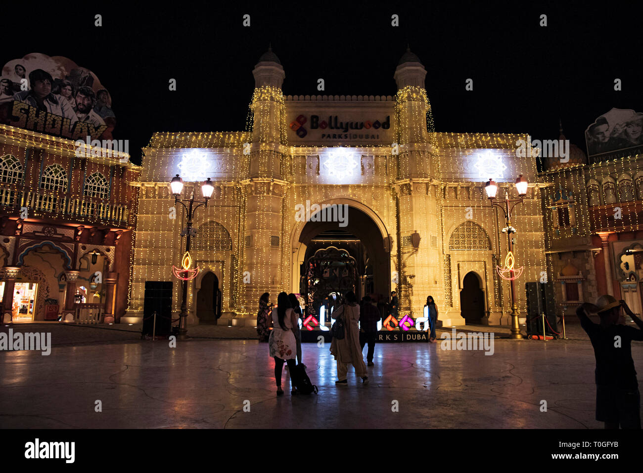 DUBAI, UAE, novembre 2018, turistico all'ingresso del Bollywood Theme Park durante la notte. Foto Stock