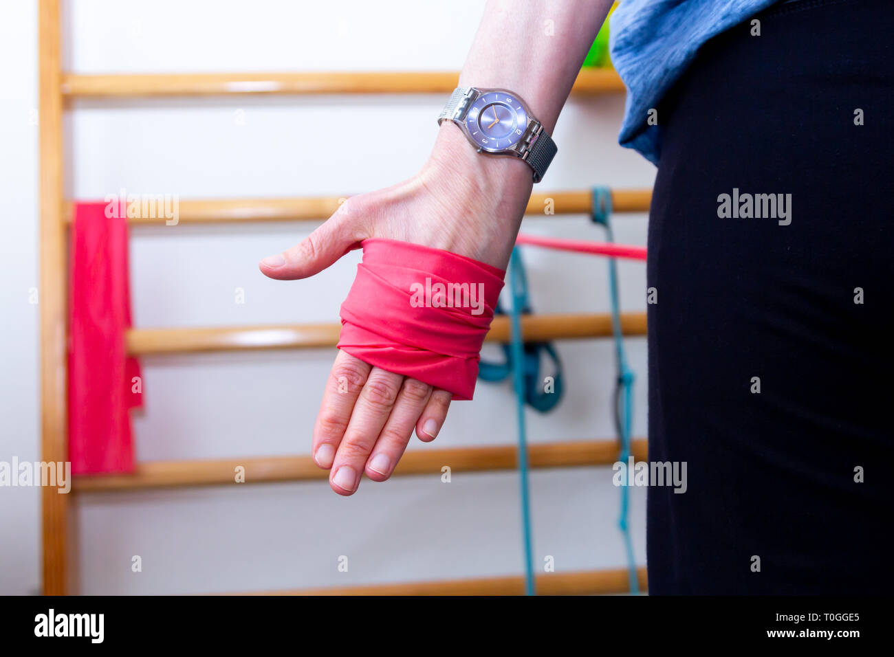 Una donna è lo stiro con una fascia elastica Foto Stock