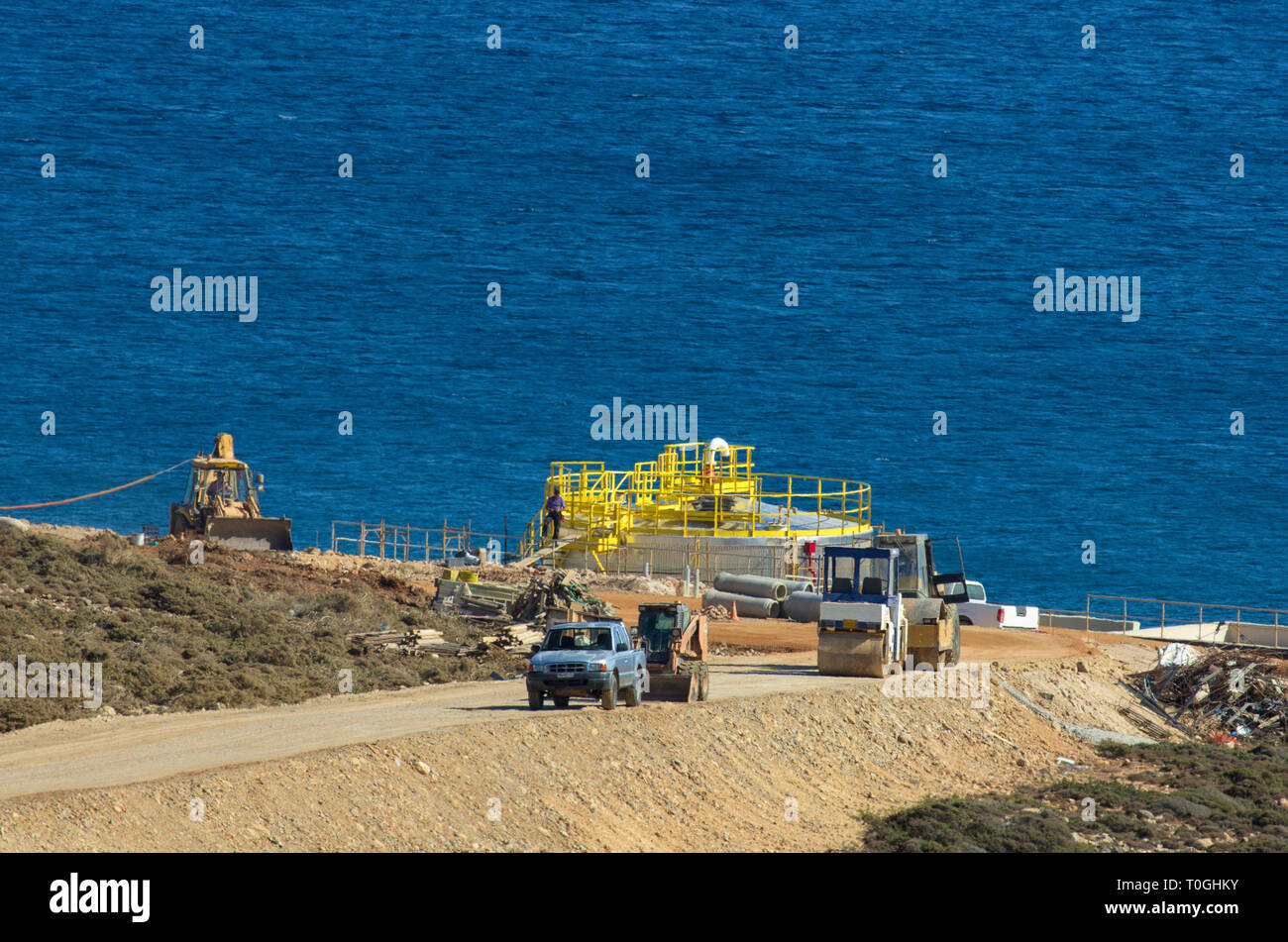 La costruzione di un terminale petrolifero sulla costa mediterranea dell'isola di Rodi (Grecia) Foto Stock