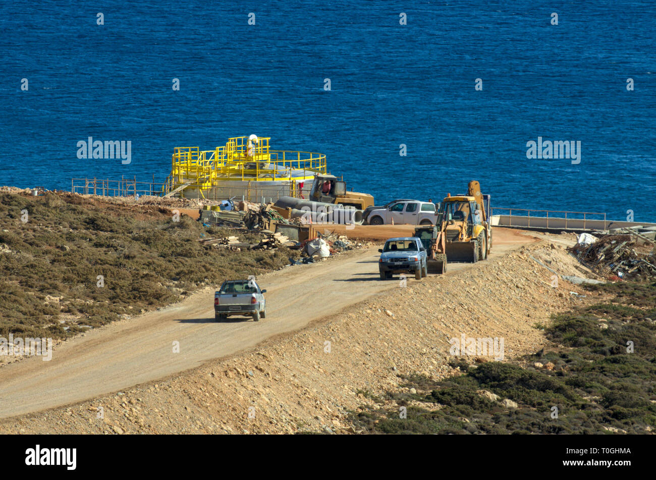 La costruzione di un terminale petrolifero sulla costa mediterranea dell'isola di Rodi (Grecia) Foto Stock