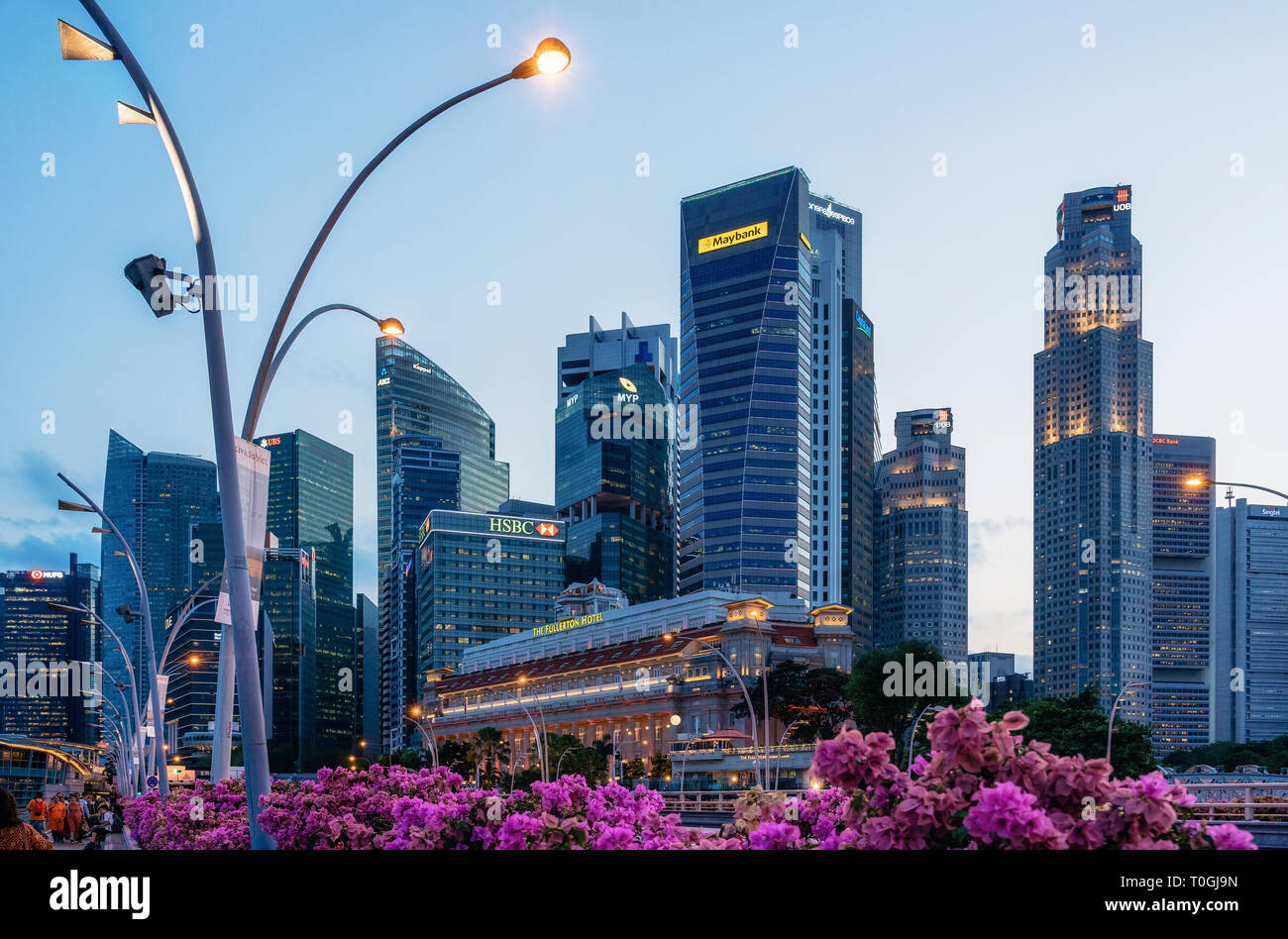 Singapore - Febbraio 8, 2019: vista del quartiere centrale degli affari di Singapore al crepuscolo Foto Stock