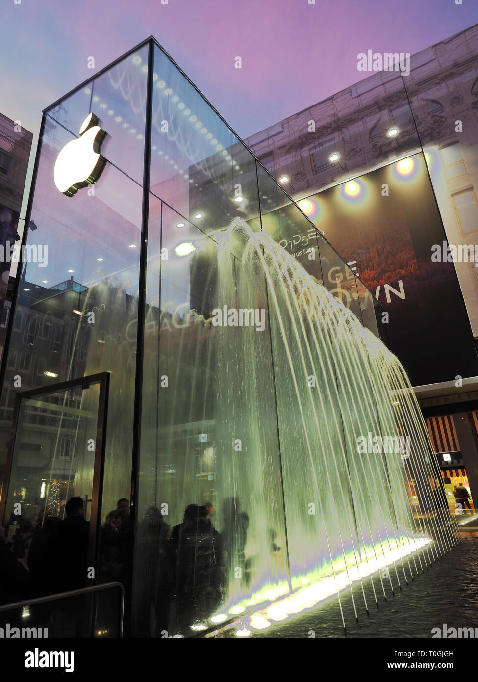 L'Europa, Italia, Lombardia, Milano , Piazza Libertà, Apple Store progettato dall'architetto Norman Foster Foto Stock