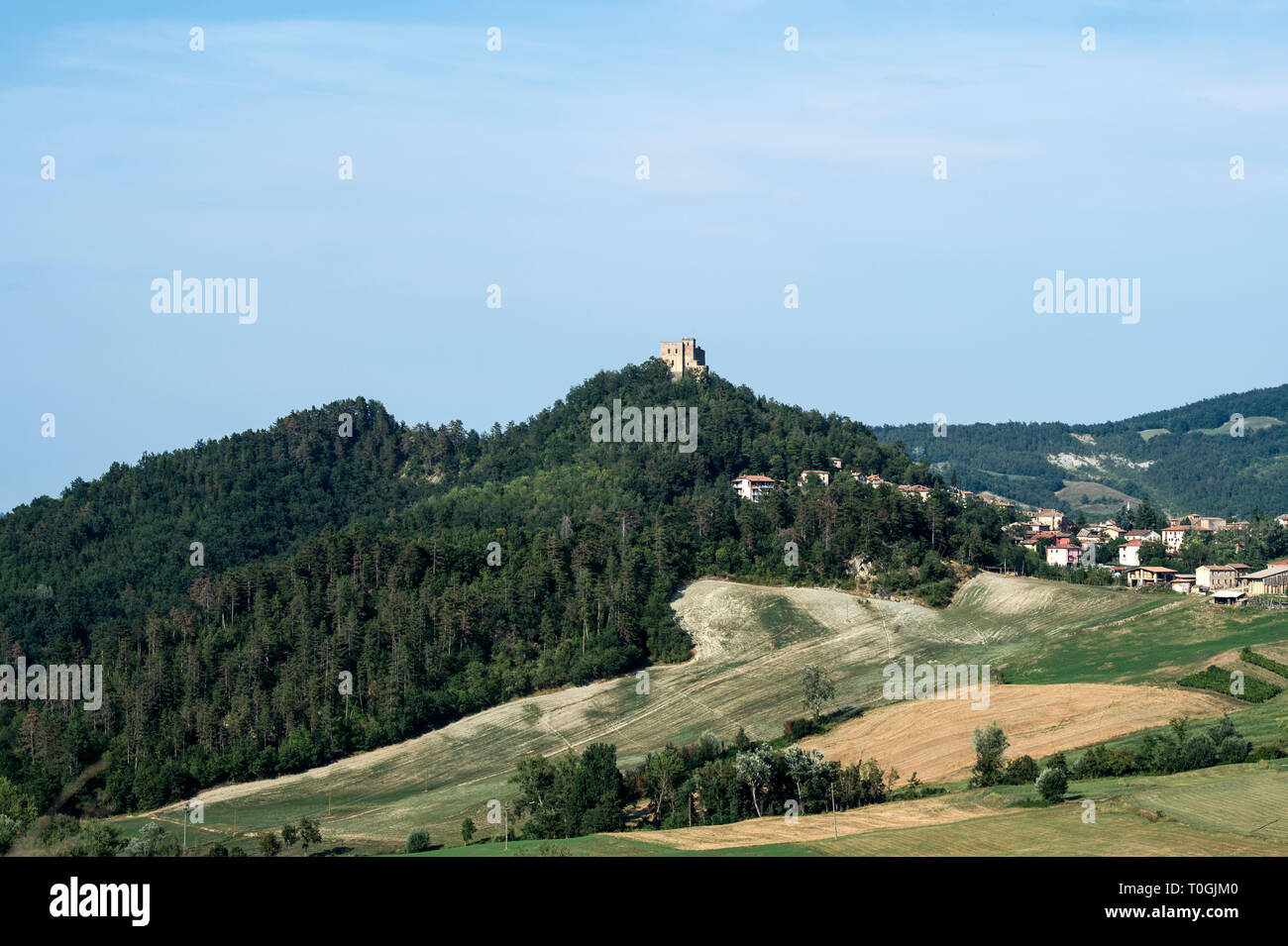 L'Italia, la Lombardia Oltrepo Pavese, campagna con Zavattarello Castle Foto Stock