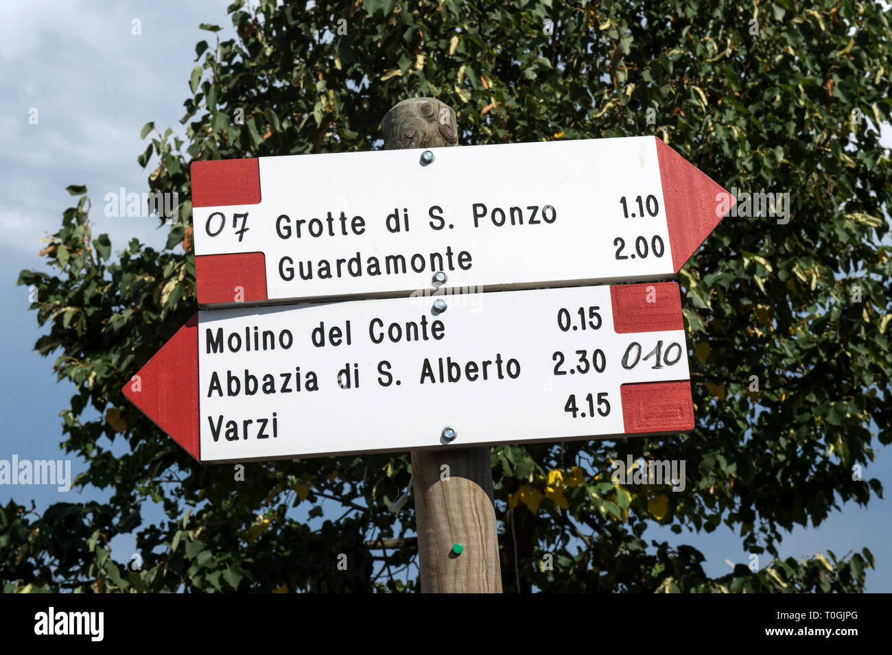 L'Italia, la Lombardia Oltrepo Pavese, marciapiede segni Foto Stock
