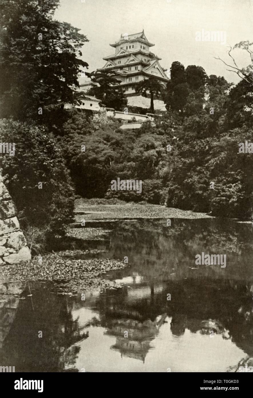 "Un vecchio castello feudale dal fossato", 1910. Creatore: Herbert ponting. Foto Stock