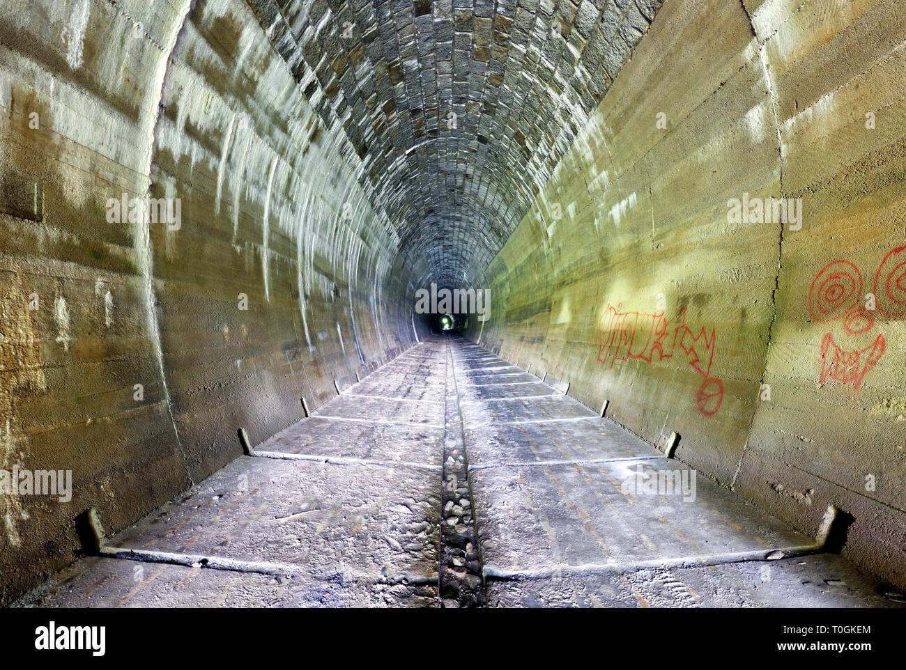 All'interno di un tunnel grungy Foto Stock