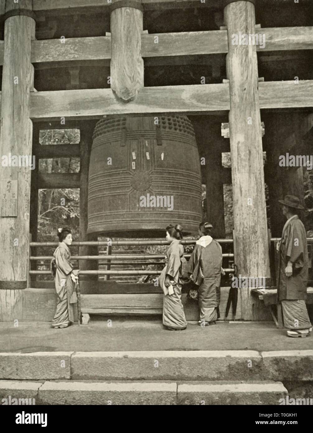 "La grande campana al tempio Chio-In', 1910. Creatore: Herbert ponting. Foto Stock