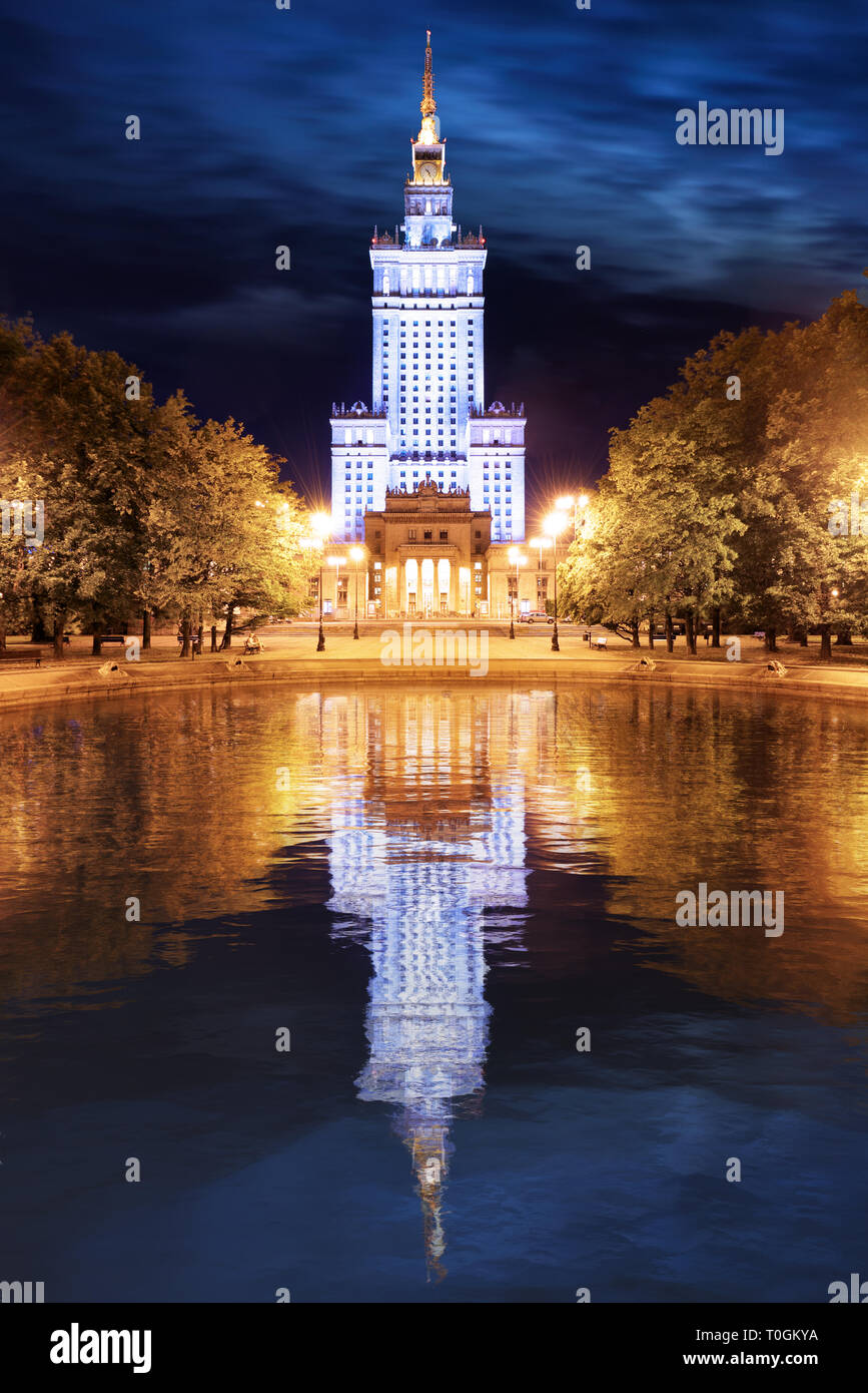 Palazzo della Cultura e della scienza a Varsavia in Polonia durante la notte. Foto Stock