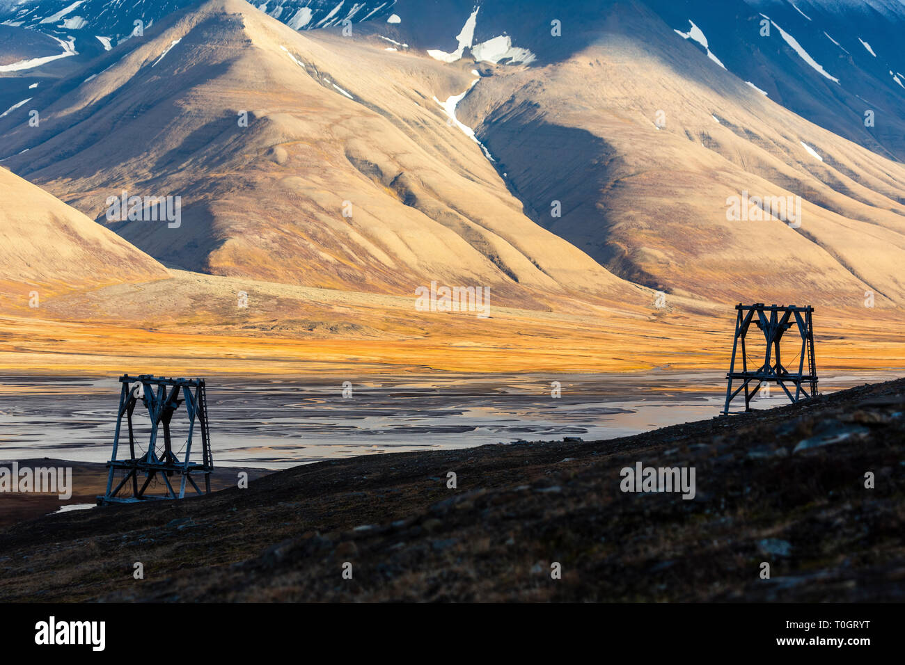 Vecchia miniera di carbone tranportation pilastro e maestose vedute Adventdalen, Longyearbyen, Svalbard, Norvegia Foto Stock
