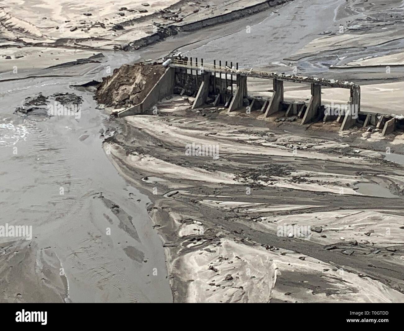 Vista aerea mostrante la distruzione della diga Spencer dopo una massiccia marmellata di ghiaccio distrutti la diga idroelettrica sul fiume Niobrara in Boyd County Marzo 16, 2019 vicino a Spencer, Nebraska. Centro storico Le inondazioni causate dalla rapida fusione di nevicata record sweep attraverso le comunità rurali nel Nebraska e Iowa uccidendo almeno quattro persone nelle pianure e Midwest. Foto Stock